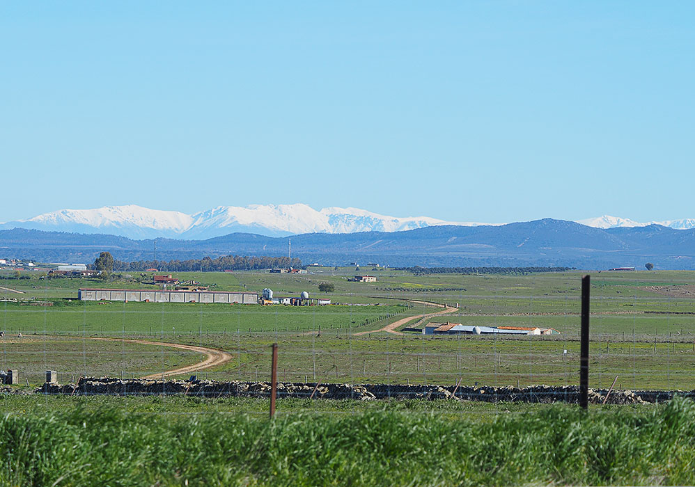 Vlakte van Belén met besneeuwde toppen van Sierra de Gredos