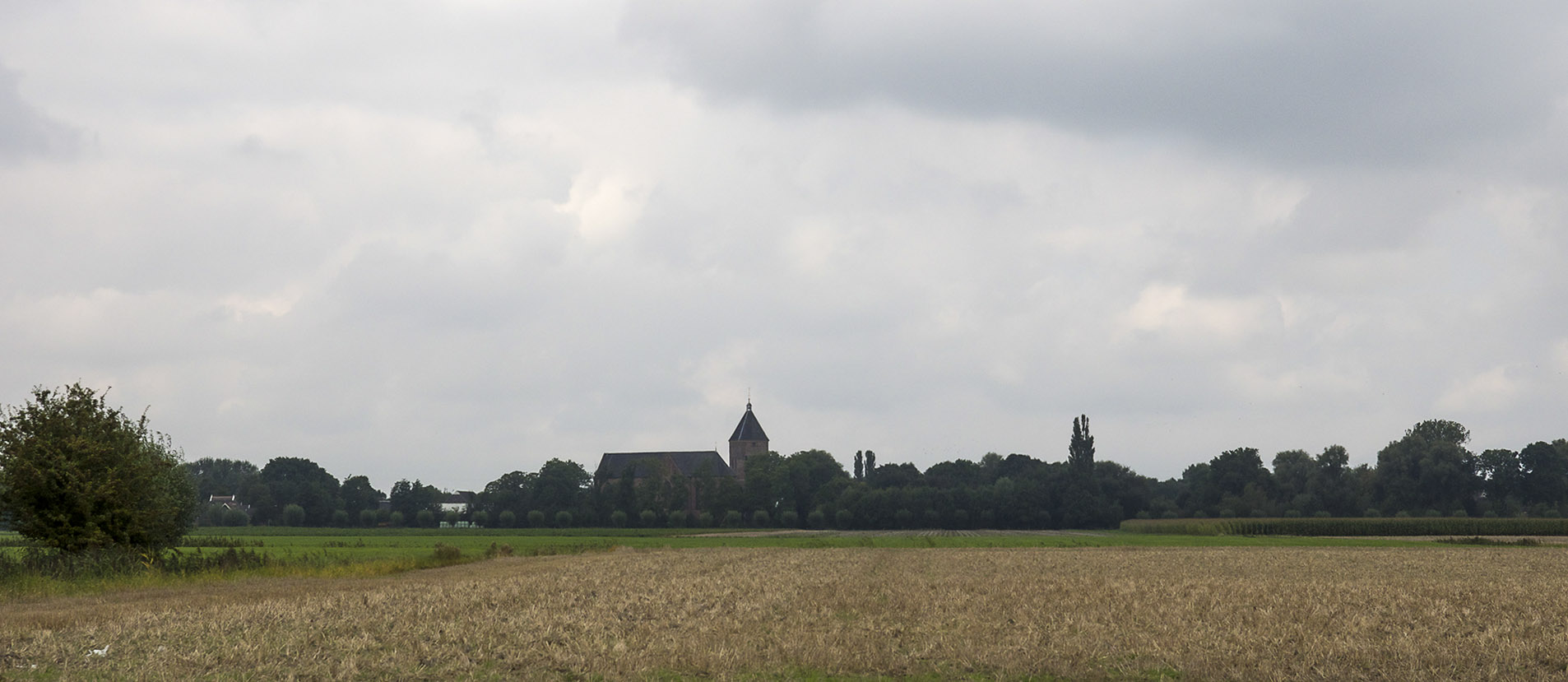 Groningen landschap met Jacobuskerk Zeerijp