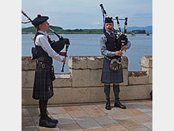 jeugdige doedelzakspelers in Oban