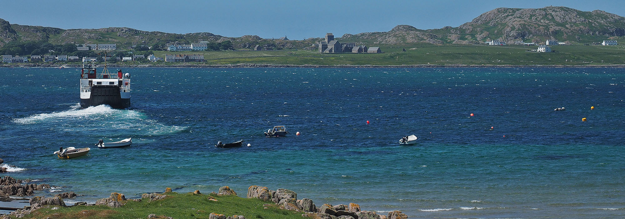 De ferry vanuit Fionnport richting Iona 