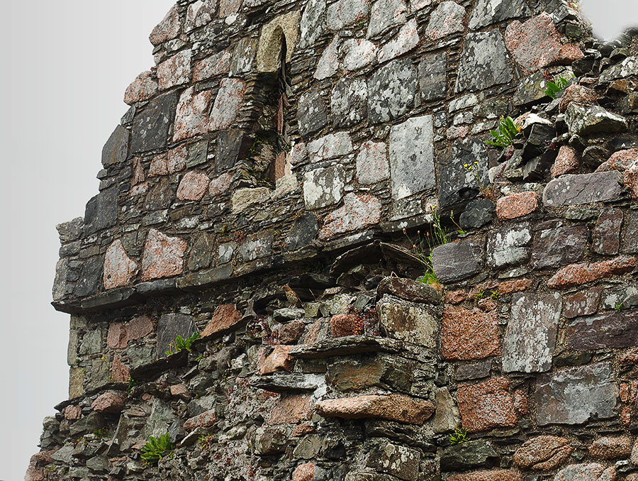 Graniet in de muur van nonnenklooster Iona