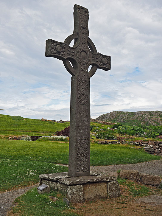 Replica St. John′s Cross, laat op de dag valt de schaduw van het kruis precies op de toegang tot kapel